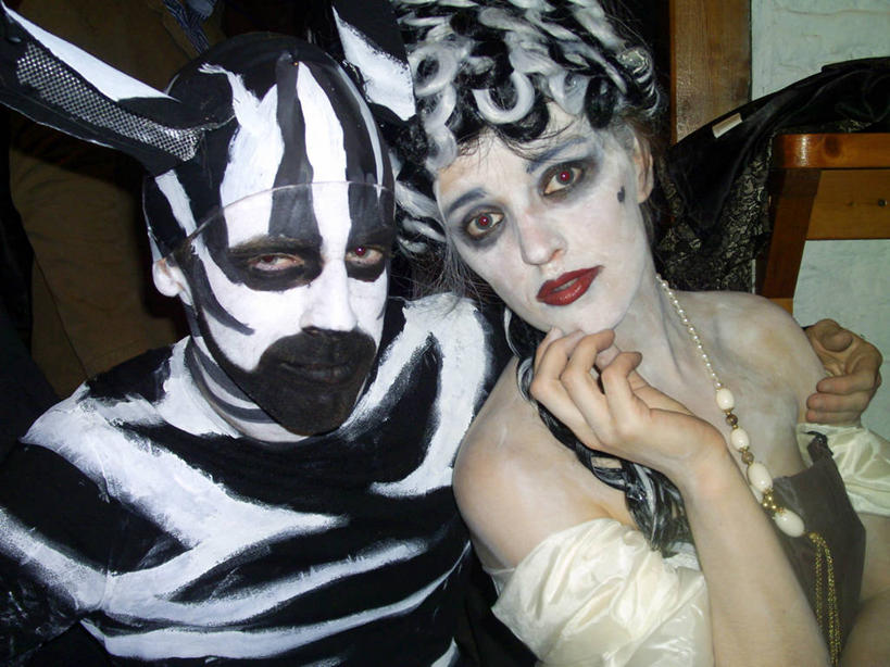 西方人,成年人,中年人,脸,头,脸颊,两个人,横图,室内,特写,斑马,爱尔兰,欧洲,欧洲人,撑,条纹,服装,假发,托腮,肩膀,衣服,托,万圣节,摄影,服饰,衣着,穿着,托下巴,肖像,演出服,衣饰,科克郡,年轻女性,中年男性,白种人,年轻人,头部,脸部,脸蛋,面部,拥抱,彩图,酒馆,传统文化