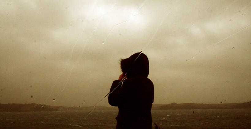 成年人,一个人,站,横图,室外,白天,雨,英国,仅一个女性,覆盖,服装,地平线,天气,休闲装,背面,衣服,休闲,休闲服,连帽衫,寒冷,摄影,服饰,保护,剪影,帽衫,半身,彩图,独处