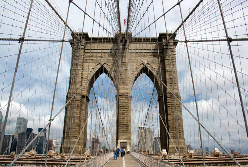 横图,室外,白天,仰视,天际线,城市,建筑,纽约,美国,对称,拱门,摄影,吊桥,布鲁克林桥,钢缆,彩图,低角度拍摄,安全网