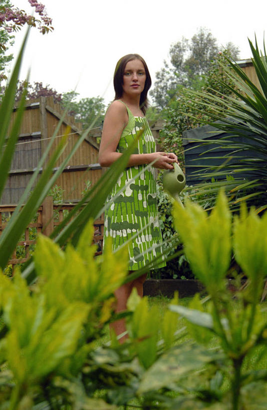 西方人,成年人,一个人,家庭,站,竖图,室外,白天,植物,爱尔兰,欧洲,欧洲人,仅一个年轻女性,仅一个女性,仅一个人,喷壶,庭院,园艺,拿着,绿色,自然,温暖,温馨,一家人,摄影,生长,和睦,肖像,年轻女性,女人,女性,白种人,年轻人,休闲活动,彩图,融洽,太阳裙