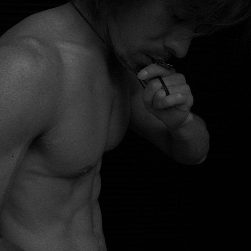 东方人,成年人,中年人,健壮,一个人,方图,黑白,侧面,亚洲,仅一个男性,仅一个人,仅一个中年男性,黑色背景,拿着,黄种人,裸露,低头,祈祷,日本人,摄影,宗教,裸,垂头,灵性,男人,男性,中年男性,亚洲人,闭着眼睛,亲吻,半身,影棚拍摄,英俊,美人