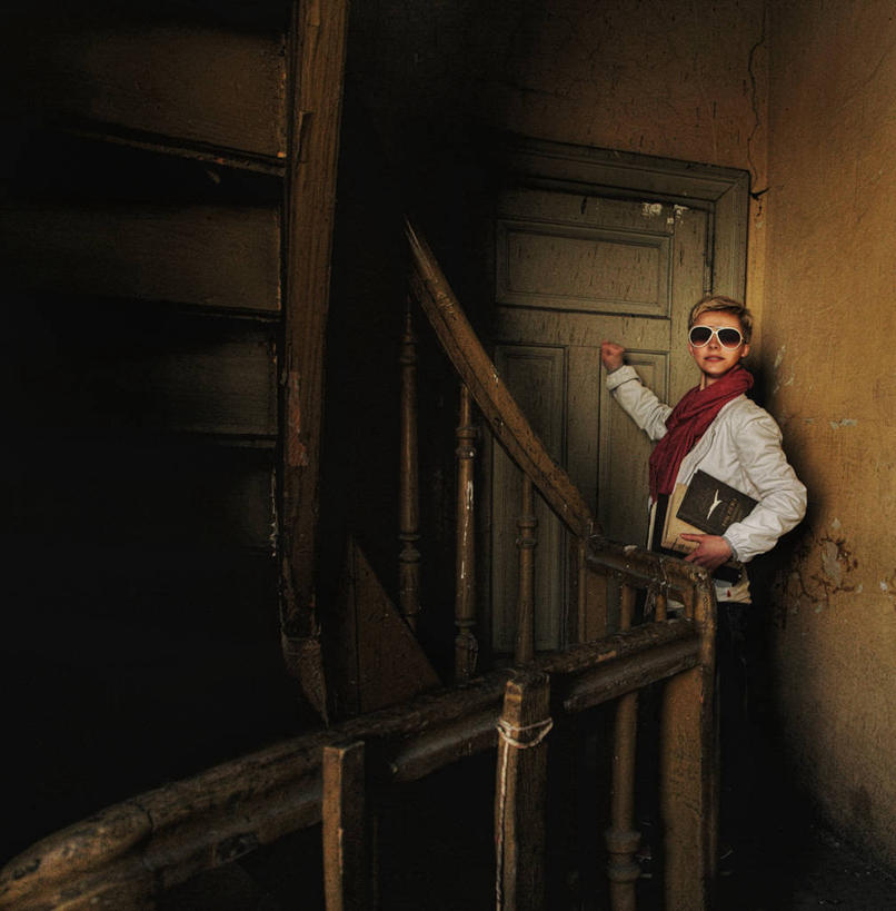 西方人,成年人,一个人,学生,栏杆,站,竖图,室内,楼梯,欧洲,波兰,欧洲人,仅一个年轻女性,仅一个女性,仅一个人,生锈,教育,拿着,太阳镜,围巾,摄影,腐蚀,侵蚀,肖像,茄克,腐化,锈迹斑斑,克拉科夫,想法,年轻女性,女人,女性,白种人,年轻人,书,彩图,敲门