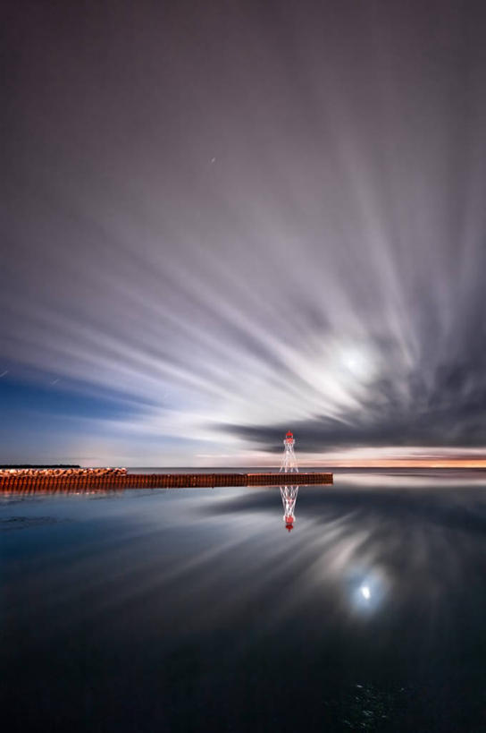 无人,竖图,室外,长时间曝光,海洋,道路,加拿大,反射,信息,地平线,水面,月亮,云,辽阔,灯塔,地面,交通,天气,方向,风景,广阔,摄影,引导,指引,宁静,一望无际,延伸,天地相交,伊利湖,航标,安大略省,无边无际,一马平川,彩图,导航