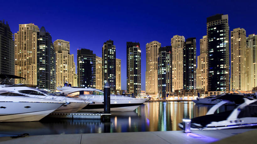 无人,横图,室外,夜晚,度假,美景,水,城市风光,城市,建筑,摩天大楼,停靠,反射,景观,游艇,娱乐,享受,休闲,景色,放松,财富,摄影,照亮,停泊,阿拉伯联合酋长国,迪拜,波斯湾,发展,迪拜码头,彩图,海港