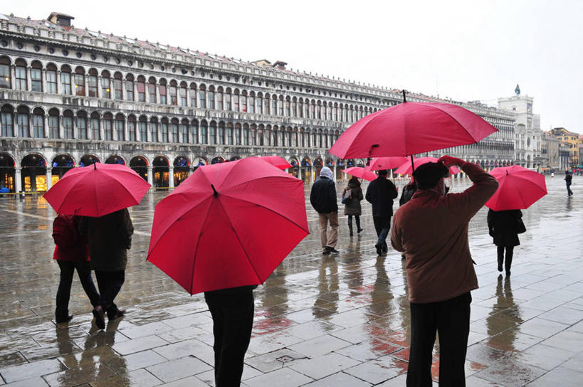 宫殿,横图,室外,白天,雨,建筑,意大利,威尼斯,湿,伞,人行道,拿着,历史,摄影,透视图,意大利文化,圣马克广场,拱廊,彩图