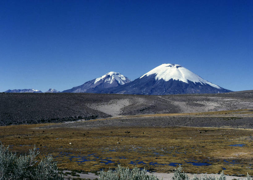 无人,横图,俯视,航拍,室外,白天,旅游,火山,雪,智利,地形,风景,自然,南美,摄影,南美洲,拉丁美洲,鸟瞰,美洲,首府,亚美利加洲,南亚美利加洲,智利共和国,阿里卡,活火山,彩图,高角度拍摄,旅行,阿里卡和帕里纳科塔大区