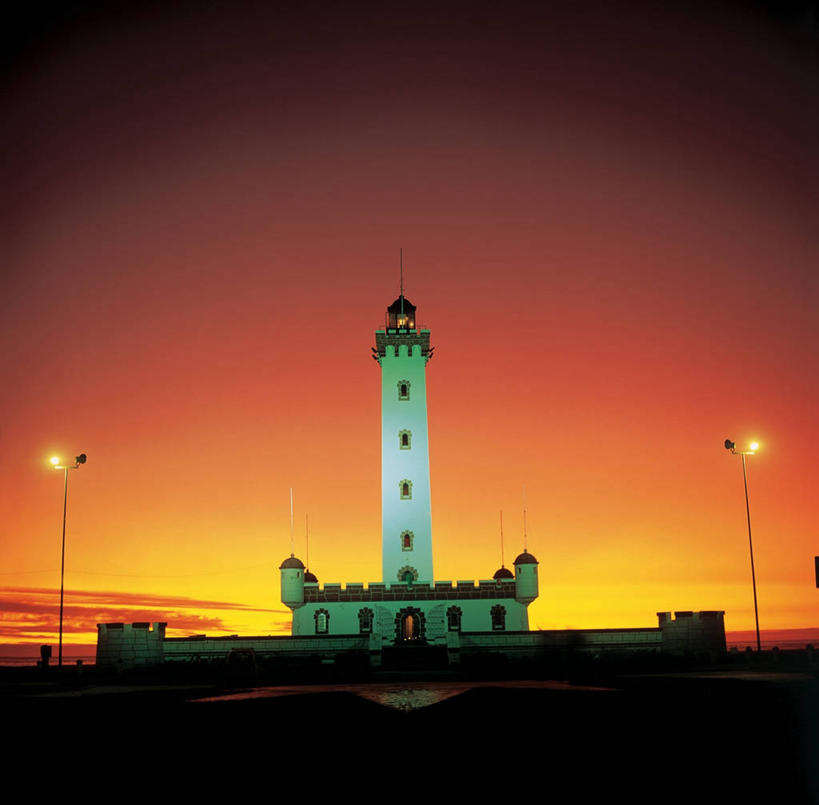 无人,横图,俯视,航拍,室外,夜晚,旅游,道路,建筑,智利,信息,光,灯塔,交通,方向,黄色,风景,天空,橙色,摄影,引导,指引,鸟瞰,航标,拉塞雷纳,彩图,高角度拍摄,旅行,导航,传统文化