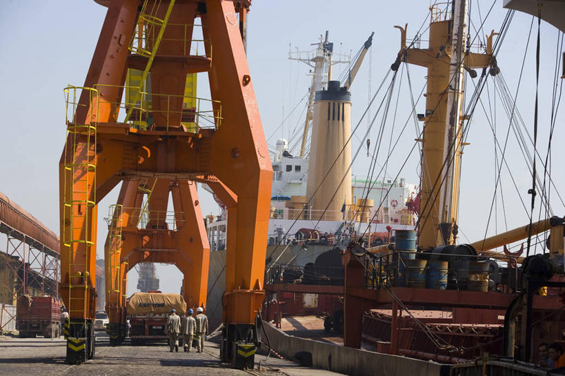 三个人,码头,横图,室外,白天,技术,港口,建筑,巴西,朦胧,模糊,设备,施工,工人,天空,交通工具,机械,起重机,南美,工业,运输,摄影,工程,货运,载具,货船,合伙,圣保罗,桑托斯,工作车,施工车,员工,步行,彩图,摆渡口,埠头,渡口,渡头,港湾,海港,货运码头,口岸,商港,匠人,劳动者,体力工,海上运输