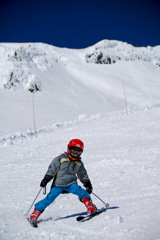 儿童,一个人,竖图,室外,白天,运动服,度假,纯洁,山,雪,阿根廷,车,衣服,天空,自然,手套,交通工具,南美,可爱,童年,童趣,摄影,滑雪杖,雪橇,环境,载具,雪橇车,滑雪服,童真,烂漫,无邪,万里无云,滑雪运动,天真,休闲活动,彩图,旅行