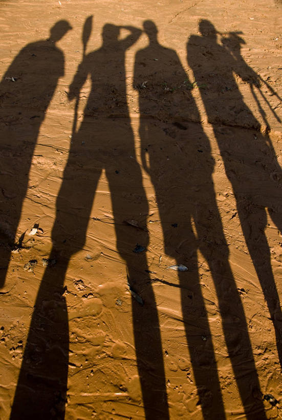 四个人,站,竖图,俯视,室外,团队,相机,巴西,阴影,朦胧,模糊,拿着,黄昏,南美,摄影,桨,近景,摄影器材,圣保罗州,彩图,高角度拍摄