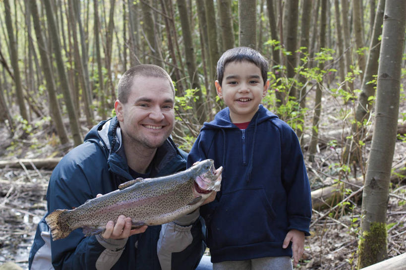 西方人,儿童,成年人,中年人,两个人,家庭,父亲,儿子,站,蹲,笑,微笑,露齿笑,横图,室外,白天,幸福,纯洁,森林,欧洲,加拿大,欧洲人,拿着,鱼类,树,小孩,温暖,温馨,一家人,可爱,童年,童趣,摄影,和睦,虹鳟鱼,肖像,童真,烂漫,无邪,健康食物,温哥华,大不列颠哥伦比亚,天真,男孩,男性,中年男性,白种人,孩子,半身,彩图,融洽,菲律宾人
