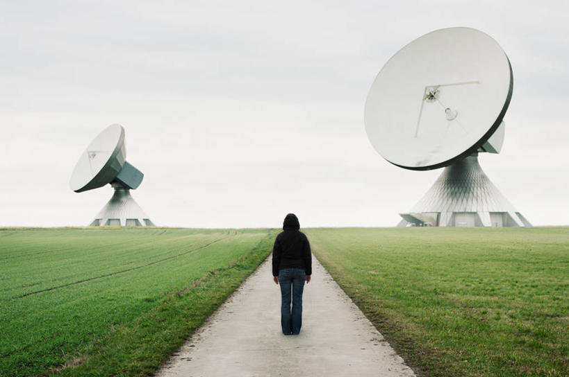 成年人,一个人,站,横图,室外,白天,通讯,技术,路,德国,仅一个女性,地形,休闲装,草,背面,天空,摄影,宁静,卫星天线,彩图,抛物线,独处