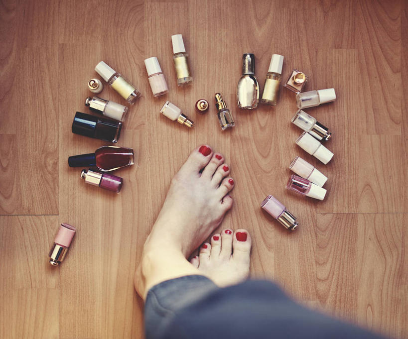 西方人,成年人,一个人,站,横图,俯视,室内,特写,白天,西班牙,欧洲,巴塞罗那,欧洲人,仅一个年轻女性,仅一个女性,仅一个人,指甲油,瓶子,赤脚,人体,摄影,多样,选择,足,美化,复合地板,年轻女性,女人,女性,白种人,年轻人,心型,彩图,高角度拍摄,爱