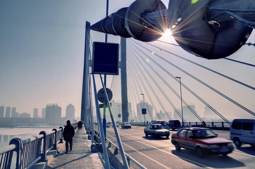 横图,室外,白天,镜头眩光,度假,河流,美景,天际线,雾,城市风光,城市,建筑,路,日光,行人,景观,桥,联系,霜,娱乐,天空,享受,休闲,景色,放松,运输,摄影,吊桥,彩图,旅行,吉林市