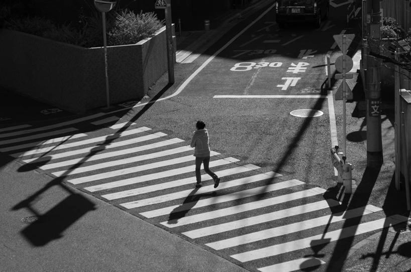 成年人,一个人,横图,俯视,黑白,室外,白天,城市,路,东京,日光,日本,仅一个女性,阴影,日本文化,日文,路标,首都,摄影,斑马线,步行,高角度拍摄,世田谷区