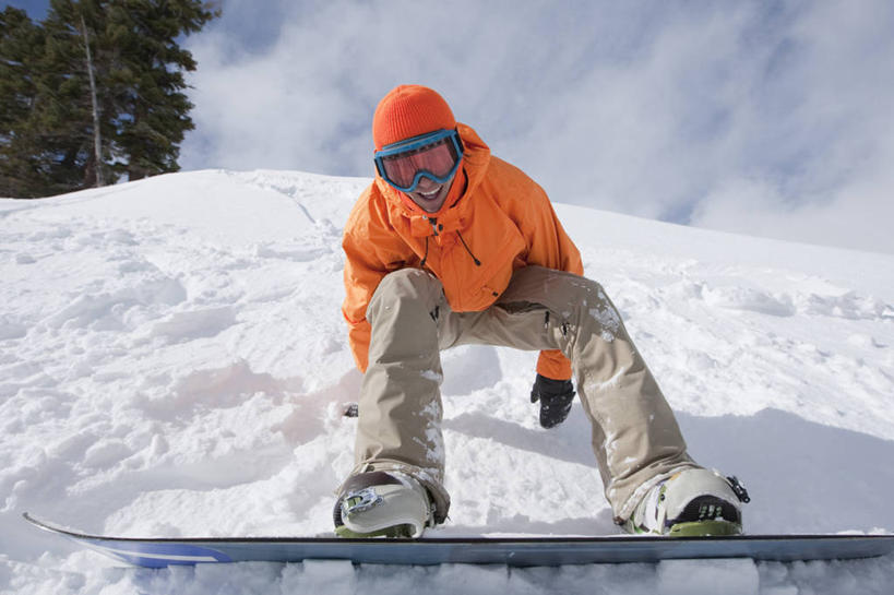 西方人,成年人,中年人,一个人,蹲,微笑,横图,室外,白天,正面,仰视,度假,幸福,运动,山,雪,欧洲,美国,欧洲人,仅一个男性,仅一个人,仅一个中年男性,弯腰,冬天,俯身,自然,靠,靠着,滑雪场,寒冷,乐趣,摄影,滑雪板,动作,环境,享乐,加利福尼亚,滑雪镜,肖像,滑雪服,太浩湖,下移,技能,冒险,男人,男性,中年男性,白种人,休闲活动,彩图,低角度拍摄,旅行