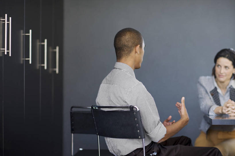 西方人,成年人,中年人,老年人,两个人,商务人士,商务男性,商务女性,办公室,会议室,坐,握手,横图,室内,白天,留白,正面,侧面,衬衫,商务,欧洲,南非,欧洲人,套装,工作,会议,首都,听,图像,手势,面对面,摄影,权威,解释,企业,公司,商务装,合伙,工薪阶层,采访,开普敦,老年女性,男人,年轻男性,女人,白种人,年轻人,白领,上班族,搀手,拉手,手拉手,手握手,说话,彩图,衬衣,打手势