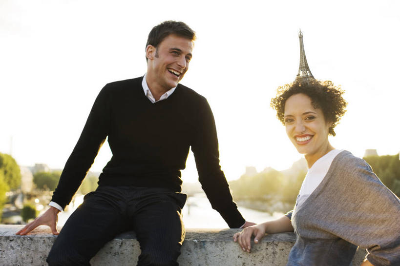 成年人,两个人,夫妻,站,坐,笑,微笑,横图,室外,白天,正面,侧面,镜头眩光,爱情,旅游,度假,快乐,幸福,城市,雕塑,日光,法国,巴黎,行人,游客,游人,艺术,装饰,小的,雕刻,雕像,桥,首都,浪漫,休闲装,路人,旅客,背面,工艺品,调情,恩爱,乐趣,恋人,摄影,纪念,美术,享乐,主题,肖像,陈列,法国文化,功能,美学,异性恋,过客,无忧无虑,男人,年轻男性,年轻女性,女人,中东人,年轻人,夫妇,情侣,半身,彩图,旅行,爱,伴侣