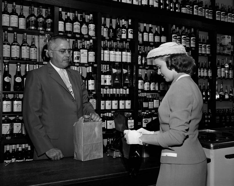 西方人,成年人,中年人,老年人,两个人,微笑,横图,黑白,室内,时尚,欧洲,欧洲人,一排,套装,整齐,纸袋,古典,架子,酒瓶,排列,手套,摄影,高雅,付款,队列,购买,选择,老年男性,年轻女性,白种人,年轻人,发型