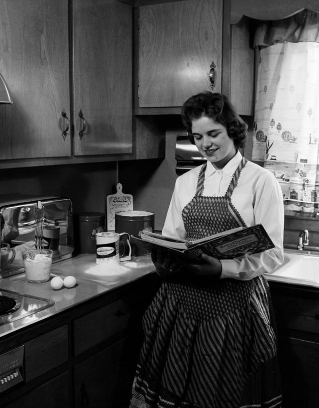 西方人,成年人,一个人,家庭,站,微笑,竖图,黑白,室内,白天,厨房,欧洲,欧洲人,仅一个年轻女性,仅一个女性,仅一个人,准备,围裙,鸡蛋,面粉,古典,拿着,饮食,温暖,温馨,一家人,读书,摄影,和睦,食谱,年轻女性,女人,女性,白种人,年轻人,融洽,成分