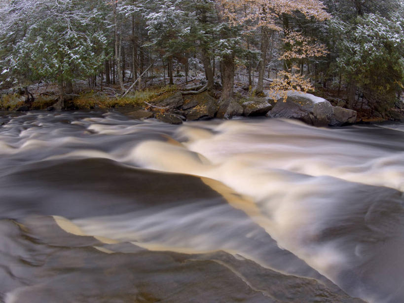 无人,横图,室外,白天,旅游,度假,美景,森林,水,美国,景观,流水,冬天,河床,天气,娱乐,树,风景,小溪,自然,享受,休闲,景色,放松,寒冷,季节,摄影,宁静,迅速,北美,北美洲,自然风光,美洲,北亚美利加洲,亚美利加洲,密歇根,密歇根州,貂熊州,狼獾之州,狼獾州,彩图,美利坚合众国