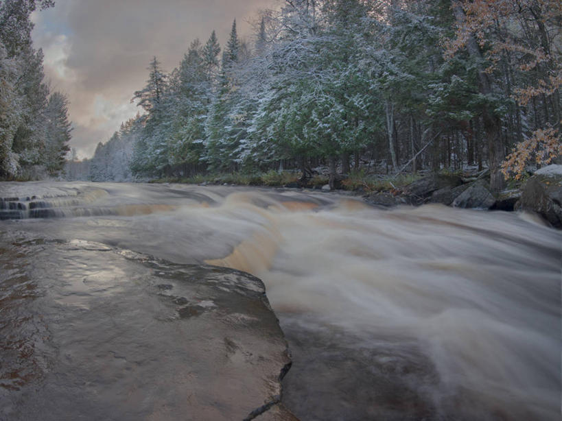 无人,横图,室外,白天,旅游,度假,美景,森林,水,美国,景观,流水,冬天,河床,天气,娱乐,树,风景,小溪,自然,享受,休闲,景色,放松,寒冷,季节,摄影,宁静,迅速,北美,北美洲,自然风光,美洲,北亚美利加洲,亚美利加洲,密歇根,密歇根州,貂熊州,狼獾之州,狼獾州,彩图,美利坚合众国