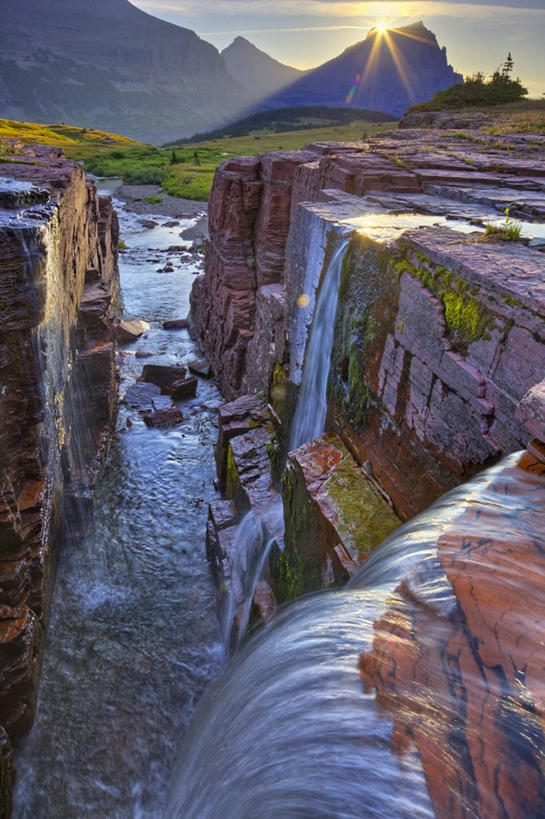 无人,公园,竖图,室外,旅游,度假,美景,瀑布,日落,山,水,日光,美国,景观,流水,山顶,娱乐,风景,天空,小溪,自然,黄昏,夏天,享受,休闲,景色,放松,摄影,宁静,北美,北美洲,国家公园,岩层,自然风光,美洲,蒙大拿州,冰川国家公园,北亚美利加洲,亚美利加洲,蒙大拿,长空之乡,财富之州,冰河国家公园,地质学,沃特顿冰川国际和平公园,自然地理,岩石,彩图,美利坚合众国,沃特顿.冰川国际和平公园,大陆分水岭