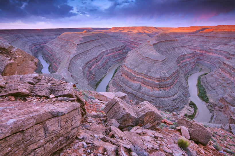 无人,横图,俯视,室外,白天,旅游,度假,河流,美景,峡谷,美国,地平线,景观,悬崖,云,辽阔,地面,宏伟,娱乐,风景,天空,自然,地标建筑,享受,休闲,广阔,景色,放松,摄影,宁静,一望无际,北美,国家公园,岩层,自然风光,延伸,干的,鹅颈州立公园,州立公园,圣胡安河,天地相交,犹他,无边无际,一马平川,科罗拉多河,地质学,自然地理,岩石,彩图,高角度拍摄