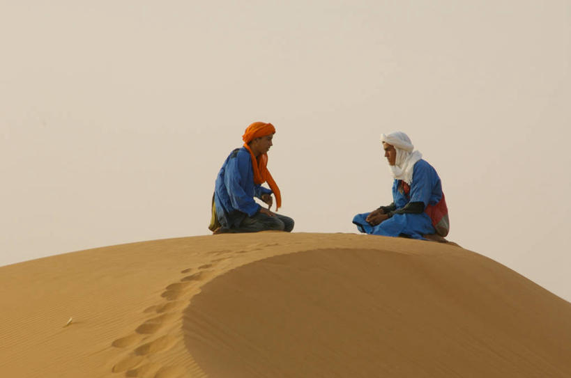 两个人,坐,横图,室外,白天,旅游,沙漠,摩洛哥,朦胧,模糊,沙子,头巾,沙丘,自然,摄影,撒哈拉沙漠,中东人,说话,彩图,旅行,图阿雷格人