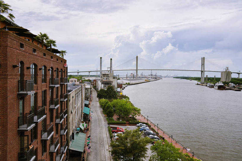 无人,码头,横图,俯视,室外,白天,河流,水,城市,港口,建筑,街道,美国,河岸,云,斜拉桥,桥,联系,树,天空,运输,摄影,北美,彩图,高角度拍摄,摆渡口,埠头,渡口,渡头,港湾,海港,货运码头,口岸,商港,查塔姆县