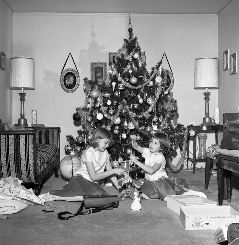 西方人,儿童,一个人,两个人,坐,竖图,方图,黑白,室内,白天,纯洁,沙发,欧洲,纽约,美国,圣诞节,欧洲人,仅一个女性,仅一个人,准备,开,节日,庆祝,装饰,包装纸,纸,圣诞树,圣诞礼物,古典,凌乱,拿着,文化,灯,盒子,装饰品,树,小孩,装饰物,打开,靠,靠着,仅一个小孩,庆典,可爱,童年,童趣,摄影,纪念,华丽,修饰,点缀,起居室,开启,饰物,童真,烂漫,无邪,衬托,美观,雅致,雅观,天真,女孩,女人,女性,白种人,孩子,坐着,女生