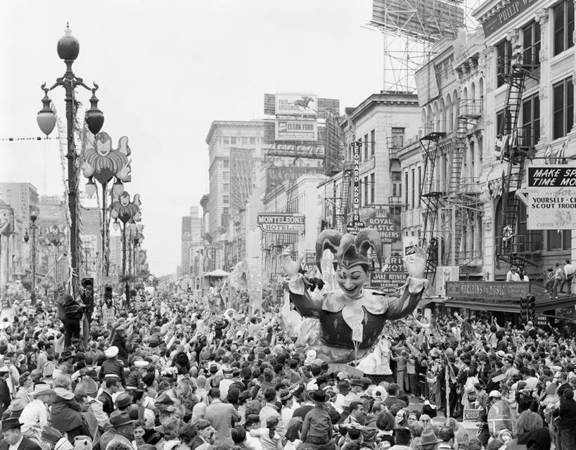 横图,俯视,黑白,室外,白天,快乐,幸福,城市,道路,路,路灯,公路,丰富,庆祝,房屋,交通,古典,挥手,休闲装,放松,摄影,观看,英文字母,游行,群众,市区,马路,高角度拍摄