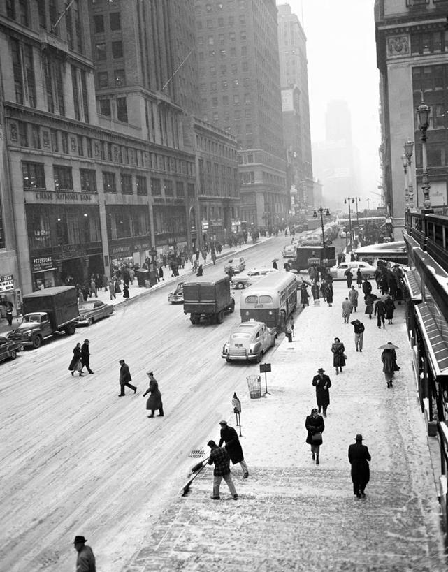 竖图,俯视,黑白,室外,白天,雪,城市,道路,街道,路,公路,汽车,纽约,美国,行人,冬天,人行道,交通,许多人,古典,一群人,摄影,挖掘,纽约州,马路,步行,高角度拍摄