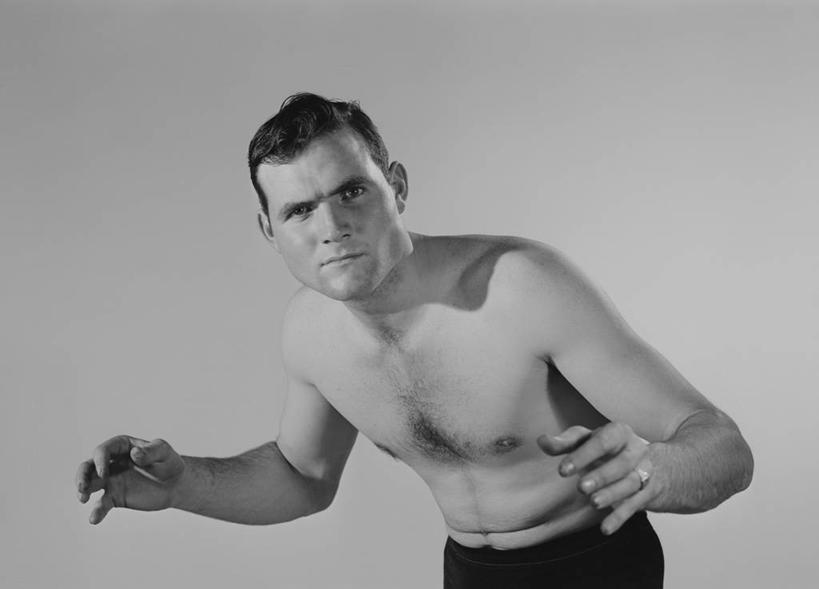 西方人,成年人,一个人,横图,黑白,白色背景,欧洲,欧洲人,仅一个男性,仅一个人,裸露,仅一个年轻男性,摄影,肖像,裸,男人,男性,年轻男性,白种人,年轻人,半身,影棚拍摄,态度