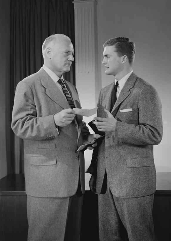 西方人,成年人,老年人,两个人,商务人士,商务男性,办公室,站,竖图,黑白,室内,衬衫,商务,欧洲,纽约,美国,欧洲人,套装,摄影,企业,公司,文档,商务装,私密,合伙,工薪阶层,机敏,劝说,信任,老年男性,男人,男性,年轻男性,白种人,年轻人,白领,上班族,说话,衬衣,给予,收据