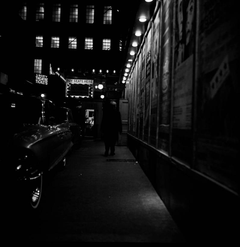 一个人,竖图,方图,黑白,室外,夜晚,街道,汽车,纽约,美国,朦胧,模糊,古城,人行道,摄影