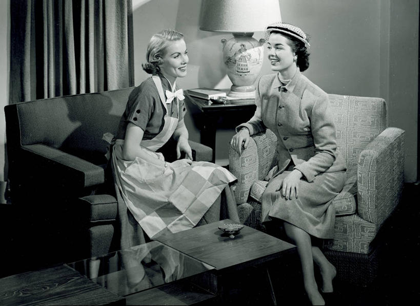 成年人,一个人,两个人,坐,微笑,横图,黑白,室内,白天,侧面,通讯,纽约,美国,仅一个年轻女性,仅一个女性,仅一个人,围裙,古典,休闲装,面对面,放松,摄影,起居室,女仆,高雅,优美,扶手椅,年轻女性,女人,女性,年轻人,说话