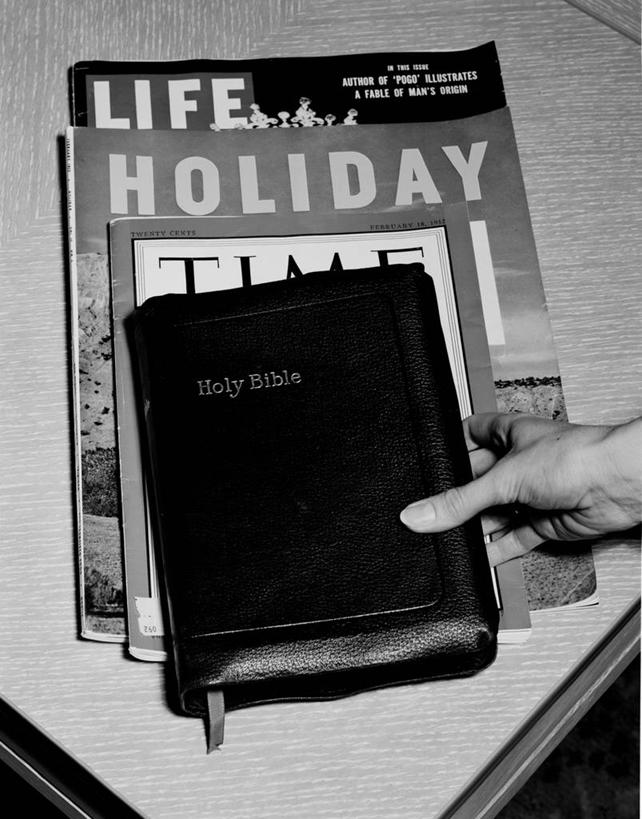 手,一个人,竖图,黑白,室内,白天,桌子,杂志,美国,圣经,拿着,四个,人体,摄影,宗教,英文字母,部分,基督教,简单