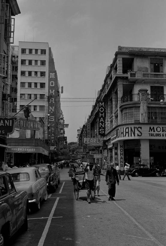 拉,竖图,黑白,室外,白天,城市,道路,街道,路,公路,香港,行人,牌子,推车,交通,招牌,摄影,英文字母,九龙,马路,店标