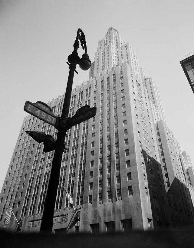 无人,竖图,黑白,室外,白天,仰视,城市,建筑,路灯,摩天大楼,指示牌,纽约,美国,标志,路标,曼哈顿,标识,路牌,摄影,英文字母,低角度拍摄