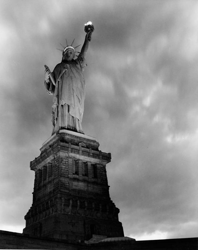 无人,竖图,黑白,室外,仰视,自由,建筑,自由女神像,纽约,美国,雕像,黄昏,摄影,低角度拍摄