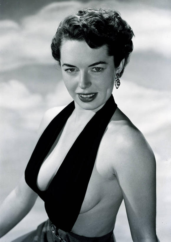 西方人,成年人,头发,一个人,微笑,竖图,黑白,特写,侧面,晚礼服,时尚,信心,珠宝,欧洲,欧洲人,仅一个年轻女性,仅一个女性,仅一个人,云,古典,黑色,短裙,摄影,惊奇,高雅,肖像,耳饰,尤物,名媛,年轻女性,女人,女性,白种人,年轻人,半身,影棚拍摄,短发,佳丽,丽人,美人,蛇蝎美人,上流社会,媛