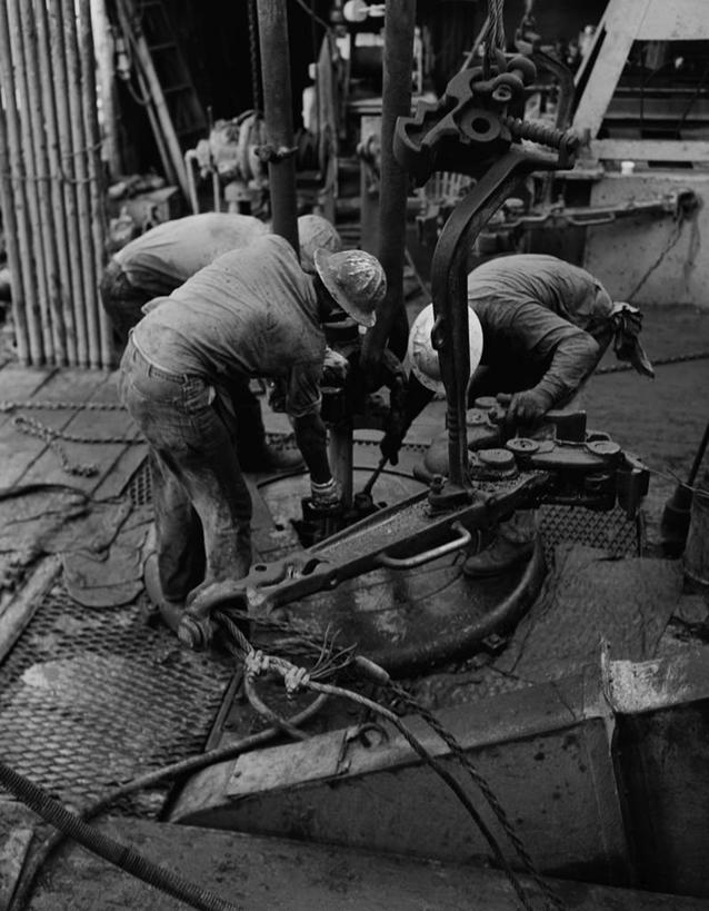 成年人,中年人,三个人,站,竖图,俯视,黑白,室外,白天,制服,机器,美国,弯腰,头盔,头饰,设备,工人,职业,机械,工业,摄影,肮脏,能源,努力,忙碌,合伙,钻井,邋遢,钻塔,龌龊,污秽,墨西哥湾,年轻男性,中年男性,年轻人,员工,彩图,高角度拍摄,匠人,劳动者,体力工