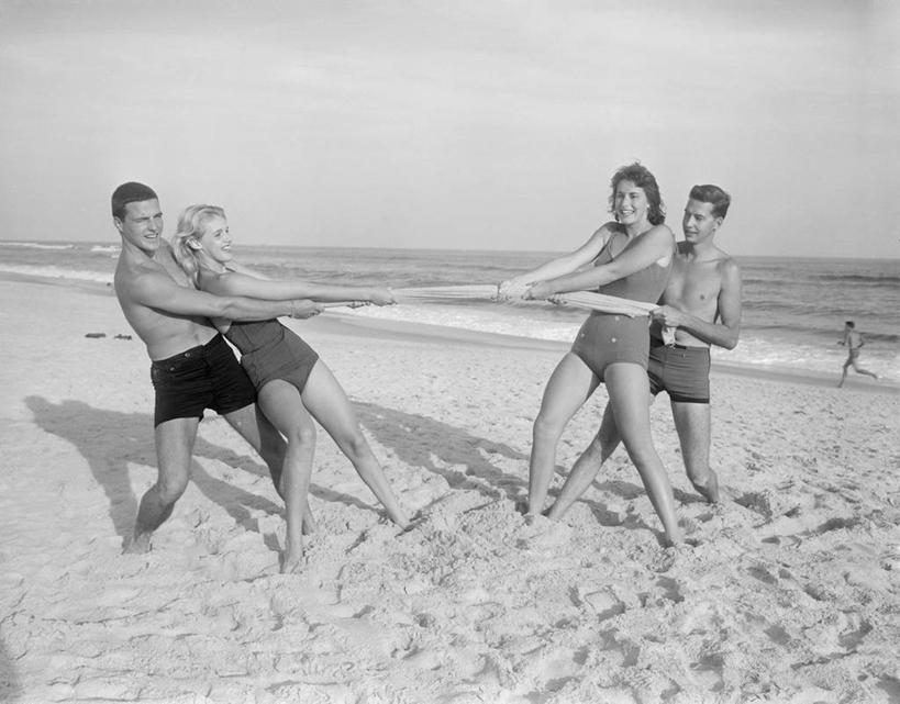 成年人,老年人,四个人,夫妻,拉,微笑,横图,黑白,室外,白天,侧面,泳装,爱情,旅游,度假,快乐,自由,幸福,竞争,海洋,美景,纽约,美国,沙子,景观,水平线,浪漫,娱乐,裸露,自然,绳子,波浪,享受,休闲,赤脚,景色,恩爱,放松,力量,恋人,摄影,生活方式,自然风光,肖像,裸,异性恋,无忧无虑,年轻男性,年轻女性,年轻人,夫妇,情侣,海滩,伴侣