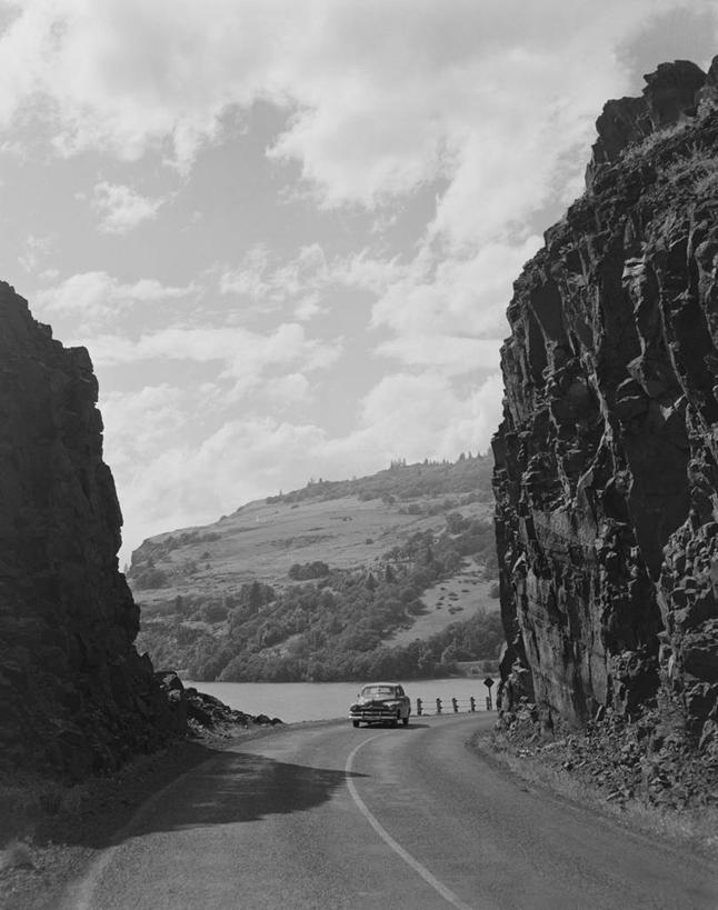 无人,竖图,黑白,室外,白天,山,路,汽车,美国,阴影,弯曲,地平线,云,辽阔,地面,古典,风景,天空,广阔,运输,摄影,一望无际,北美,延伸,华盛顿州,哥伦比亚河,天地相交,无边无际,一马平川