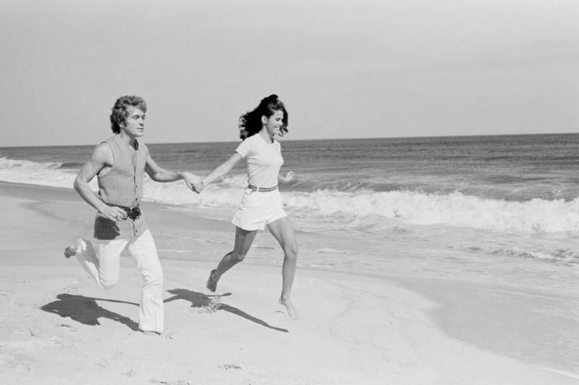 西方人,成年人,两个人,夫妻,跑,横图,黑白,室外,白天,爱情,度假,幸福,海洋,欧洲,纽约,美国,欧洲人,沙子,水平线,浪漫,赤脚,恩爱,放松,恋人,摄影,异性恋,无忧无虑,年轻男性,年轻女性,白种人,年轻人,夫妇,情侣,海滩,休闲活动,手牵手,爱,伴侣