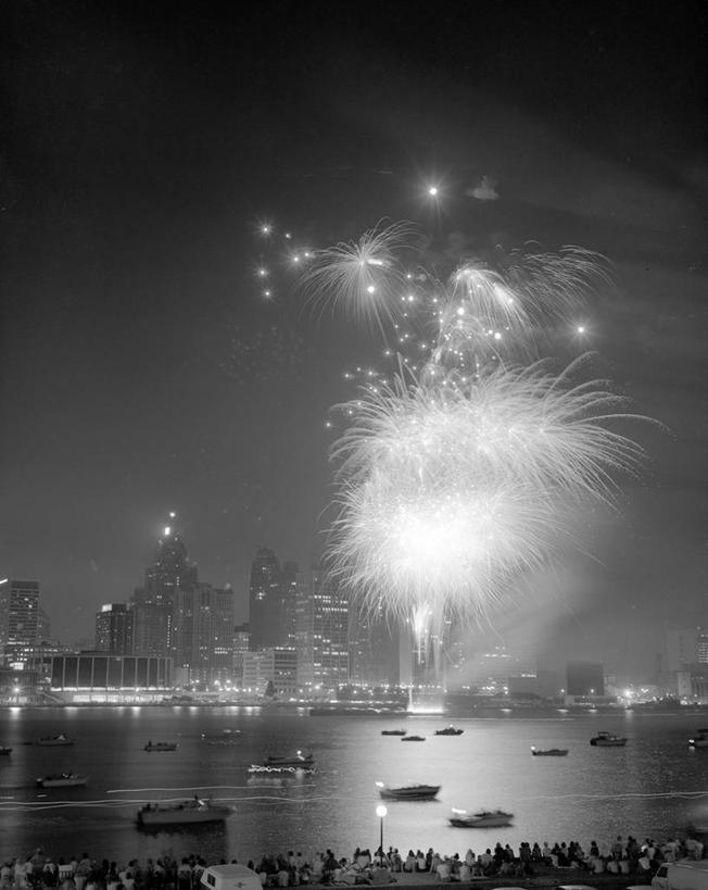 无人,竖图,俯视,黑白,室外,夜晚,爆炸,海洋,河流,天际线,城市,摩天大楼,船,美国,庆祝,摄影,照亮,客船,市区,高角度拍摄