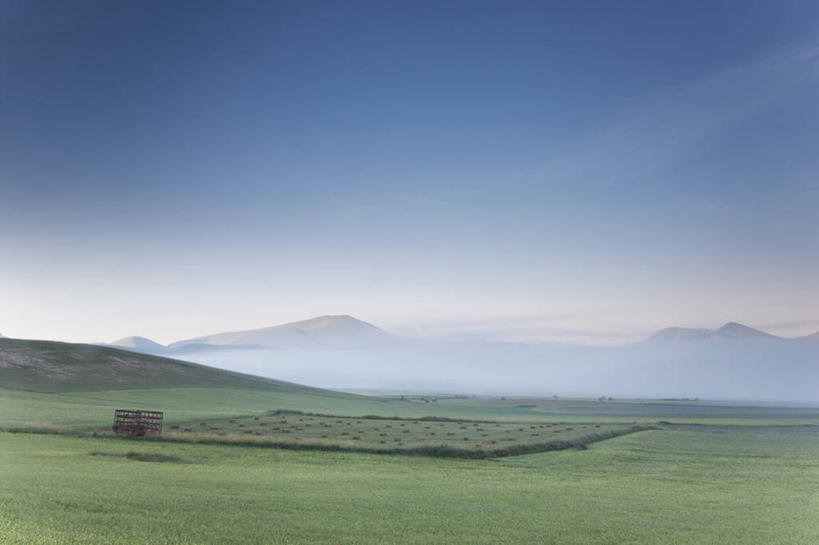 无人,横图,室外,白天,留白,农业,美景,山脉,雾,意大利,地平线,景观,田地,辽阔,地面,自然,广阔,景色,摄影,宁静,一望无际,自然风光,延伸,天地相交,无边无际,一马平川,翁布里亚大区,彩图,旅行,亚平宁山脉
