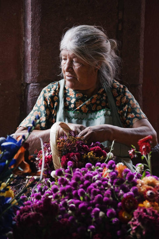成年人,老年人,脸,头,脸颊,头发,一个人,竖图,室外,白天,正面,墨西哥,仅一个女性,仅一个人,商品,市场,肩膀,花,花市,白色,零售,摄影,仅一个老年女性,多样,北美,北美洲,拉丁美洲,清新,美洲,贩卖,瓜纳华托,瓜纳华托州,北亚美利加洲,亚美利加洲,墨西哥合众国,仙人掌王国,墨西哥文化,老年女性,女人,女性,头部,脸部,脸蛋,面部,彩图,街市