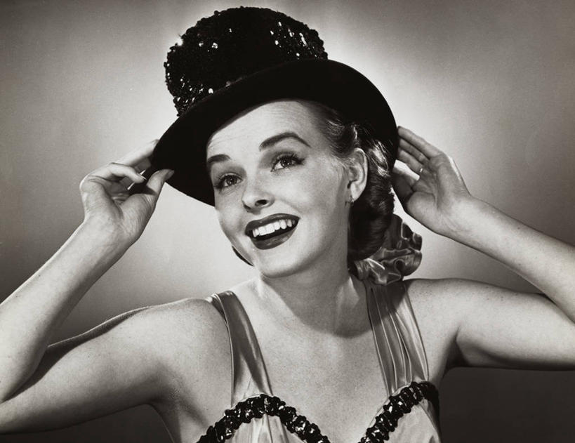 西方人,成年人,脸,头,脸颊,肩,关节,一个人,宾馆,微笑,横图,室内,特写,快乐,酒店,帽子,欧洲,欧洲人,仅一个年轻女性,仅一个女性,仅一个人,表演,表演者,肩膀,扮演,亮片,乐趣,人体,摄影,酒家,旅社,演出,享乐,肖像,演出服,技能,年轻女性,女人,女性,白种人,年轻人,头部,脸部,脸蛋,面部,上装,舞者,触摸,彩图,客店,客栈,旅店,旅馆,商旅